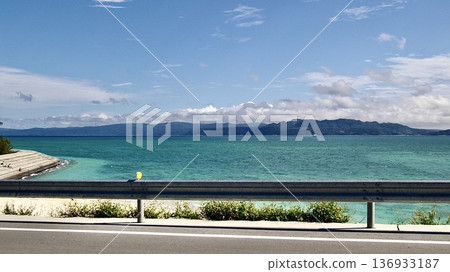 沖繩古里橋和海景 136933187