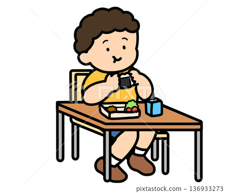 午餐時間:一個亞裔男孩在辦公桌前吃飯團 午餐時間:一個亞裔男孩在辦公桌前吃飯團 136933273