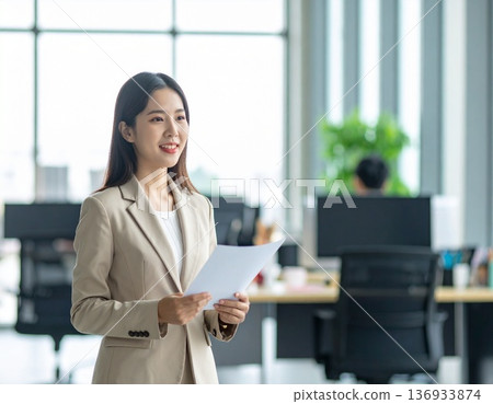 有文件的女實業家在辦公室 136933874