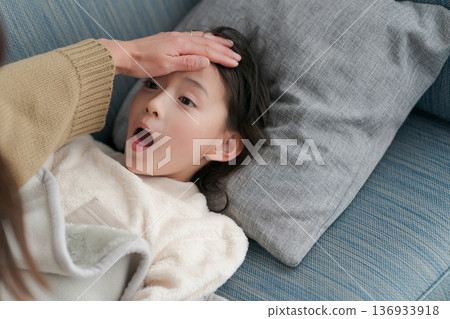 一個生病的女孩和她的母親照顧她 一個生病的女孩和她的母親照顧她 136933918