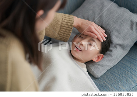 一個生病的女孩和她的母親照顧她 136933925