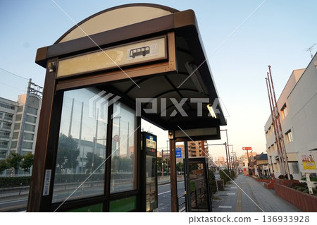 人行道和公車站場景 人行道和公車站場景 136933928