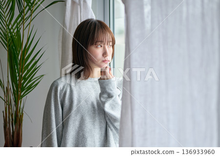 早晨,一位女士正在刷牙。 早晨,一位女士正在刷牙。 136933960