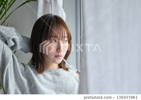 早晨，一位女士正在刷牙。 136933961