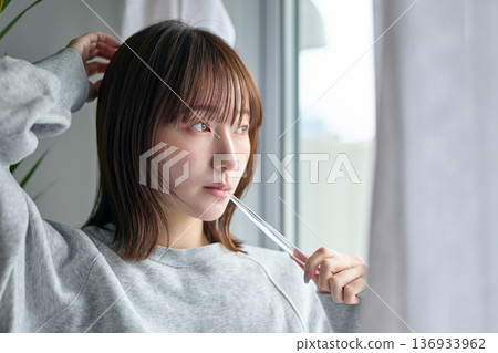 早晨，一位女士正在刷牙。 136933962