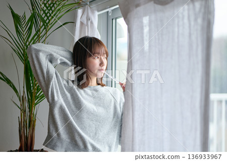 早晨,一位女士正在刷牙。 早晨,一位女士正在刷牙。 136933967