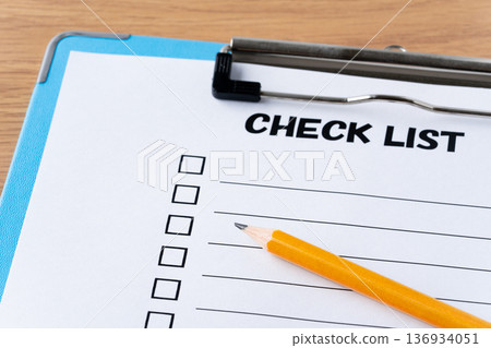 活頁夾裡的清單紙和鉛筆 136934051