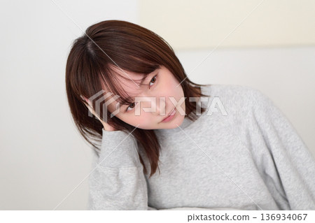 一位早晨心情陰沉的女士 136934067