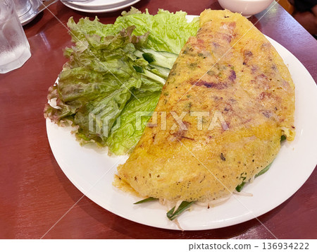 Banh Xeo: Crispy Vietnamese rice flour crepe 136934222