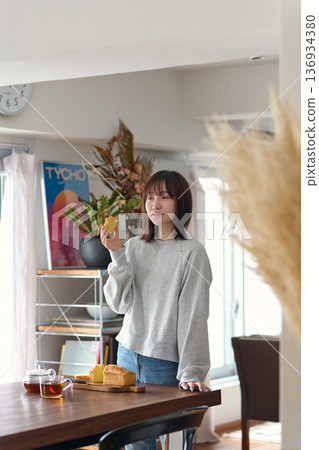 一位女士正在吃磅蛋糕 136934380