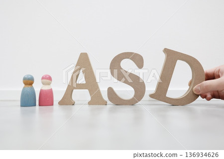 ASD的字母縮寫。自閉症譜系障礙和急性壓力障礙的概念圖。 ASD的字母縮寫。自閉症譜系障礙和急性壓力障礙的概念圖。 136934626