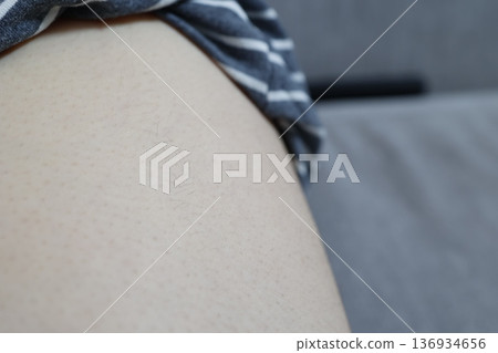 女性大腿毛髮及自我照顧的圖片。 136934656