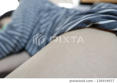 女性大腿毛髮及自我照顧的圖片。 女性大腿毛髮及自我照顧的圖片。 136934657