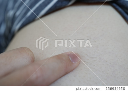 女性大腿毛髮及自我照顧的圖片。 女性大腿毛髮及自我照顧的圖片。 136934658