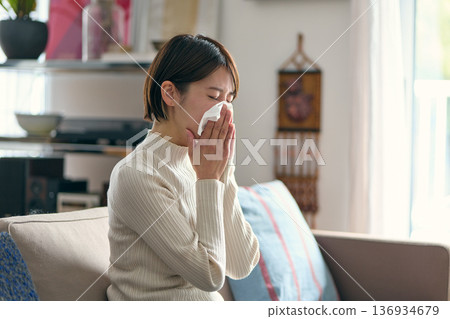 擤鼻涕的女人 擤鼻涕的女人 136934679