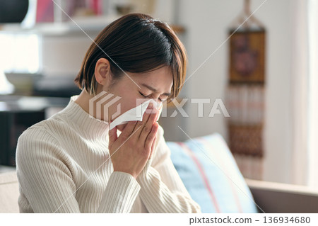 擤鼻涕的女人 136934680