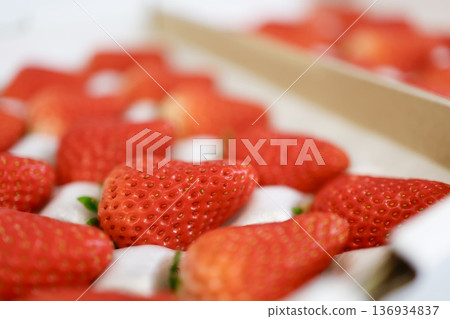 一箱新鮮草莓。 一箱新鮮草莓。 136934837