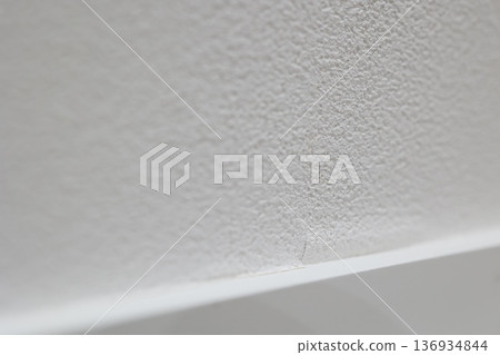 Lifting near the joints of the vinyl wallpaper. Lifting near the joints of the vinyl wallpaper. 136934844