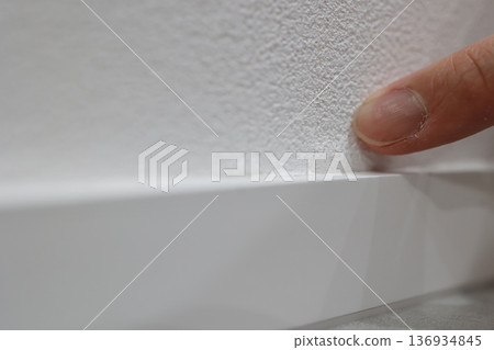 Lifting near the joints of the vinyl wallpaper. 136934845
