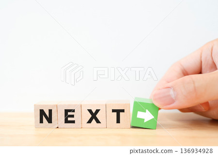 “下一步”和向右箭頭方塊表示下一步操作。 136934928