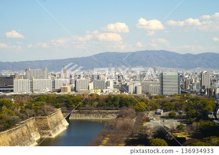 大阪城南外護城河周圍的景色 136934933