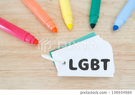 彩色馬克筆和LGBT多元化圖片。 彩色馬克筆和LGBT多元化圖片。 136934984