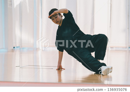 Breakdance Footwork 136935076