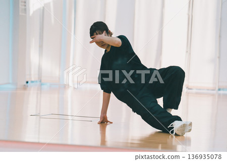 Breakdance Footwork 136935078