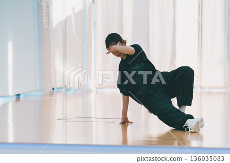 Breakdancer footwork 136935083