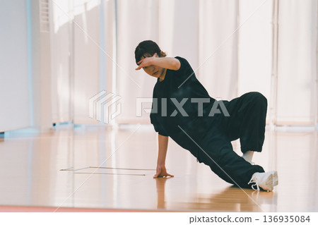 街舞女孩的步法 136935084
