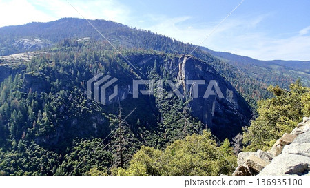 View from Tunnel View in Yosemite National Park, California, USA 136935100