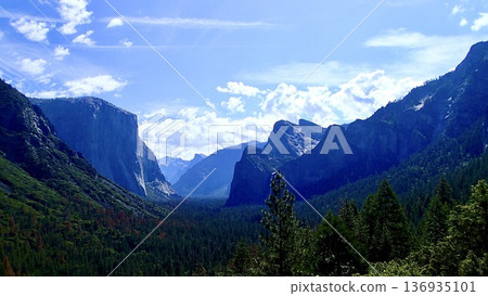 View from Tunnel View in Yosemite National Park, California, USA 136935101