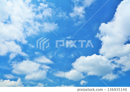 夏天藍天和雲彩 夏天藍天和雲彩 136935148