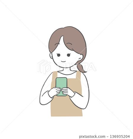 一位身穿圍裙的女士微笑著操作智慧型手機。 136935204
