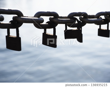 生鏽的鏈條和掛鎖 136935215