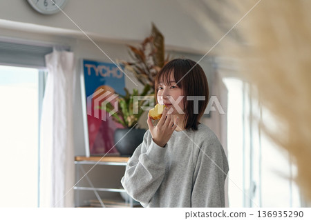 一位女士正在吃磅蛋糕 136935290