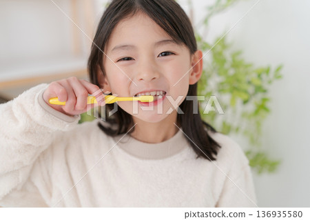 女孩刷牙 136935580