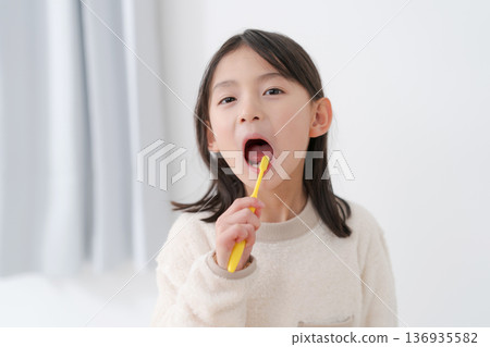 Girls brushing teeth 136935582