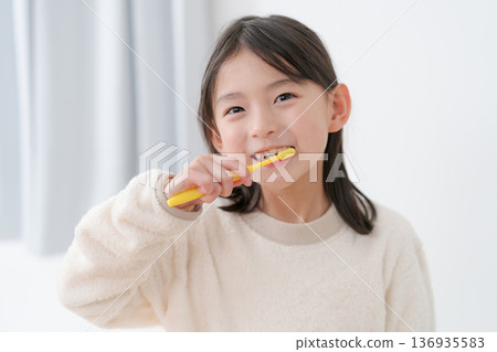 女孩刷牙 136935583