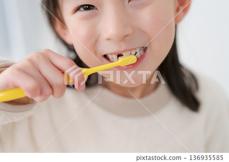 Girls brushing teeth 136935585