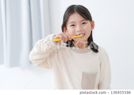 女孩刷牙 136935586