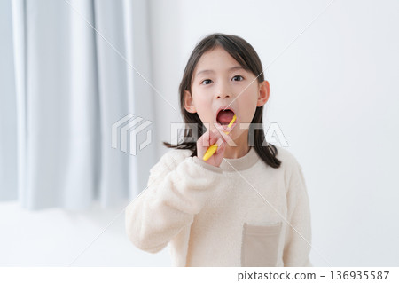Girls brushing teeth 136935587
