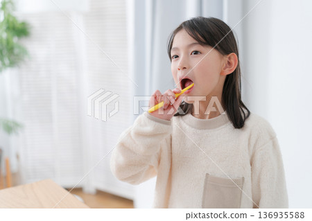 Girls brushing teeth 136935588