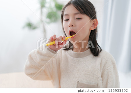 女孩刷牙 136935592