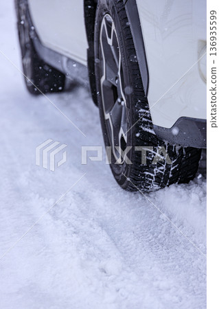 一輛配備四季輪胎的SUV行駛在易受暴風雪侵襲的地區 一輛配備四季輪胎的SUV行駛在易受暴風雪侵襲的地區 136935599