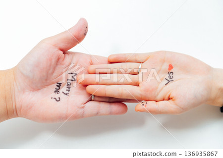 以情侶的手和文字為主題的求婚圖片素材 136935867