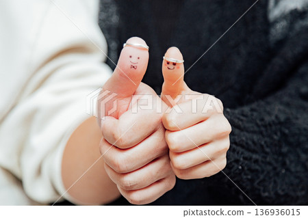 以情侶手指和插圖為特色的求婚圖片素材 136936015