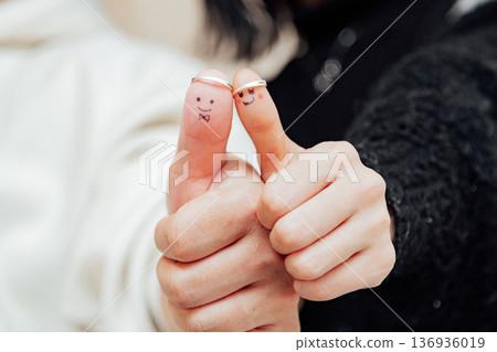 以情侶手指和插圖為特色的求婚圖片素材 136936019
