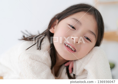 女孩穿著睡衣放鬆 女孩穿著睡衣放鬆 136936047
