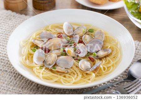 Clam-filled vongole biango soup pasta lunch Clam-filled vongole biango soup pasta lunch 136936052
